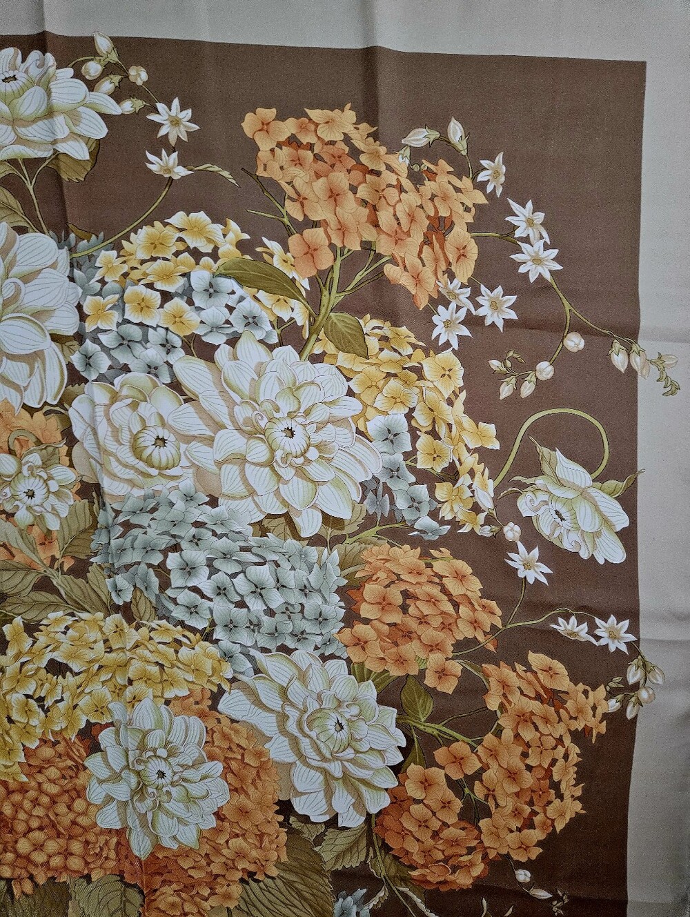 🇮🇹Salvatore Ferragamo Floral Silk Scarf in Brown and Yellow 85X85 cm authentic - Picture 10 of 12